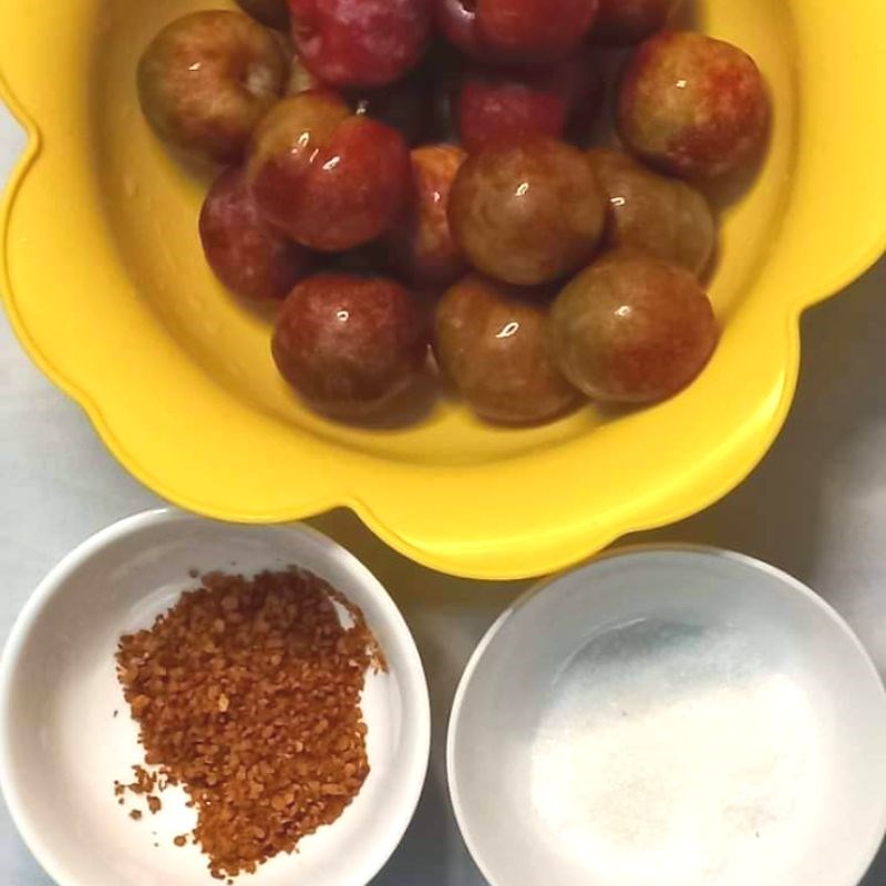 Bước 1 Sơ chế nguyên liệu Mận lắc muối ớt (công thức được chia sẻ từ người dùng)