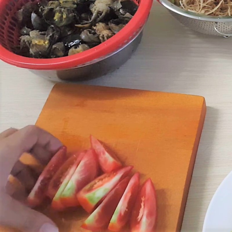 Bước 1 Sơ chế nguyên liệu Canh cua nấu khế