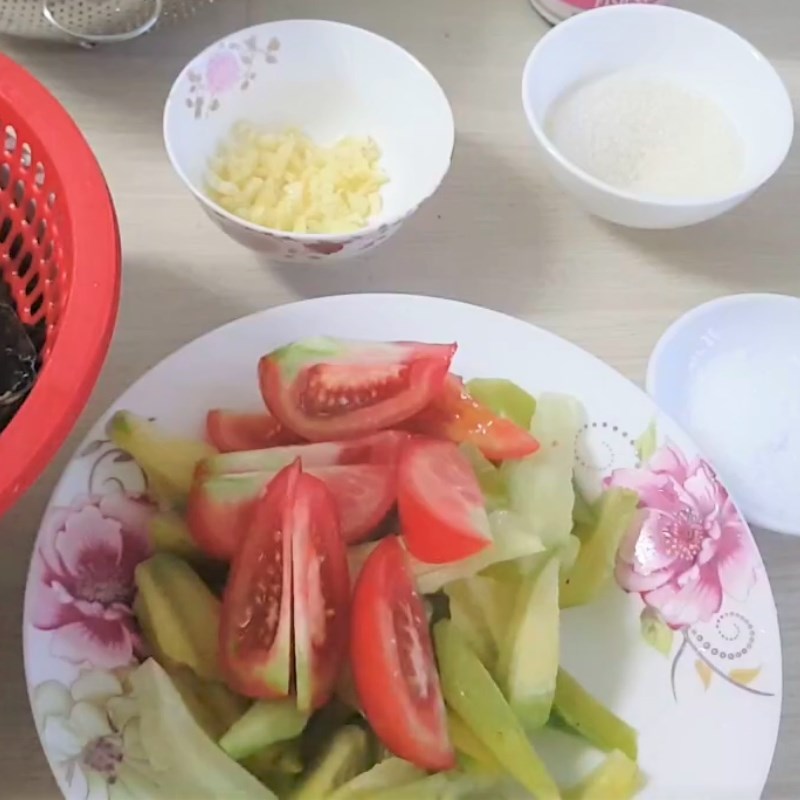 Bước 1 Sơ chế nguyên liệu Canh cua nấu khế