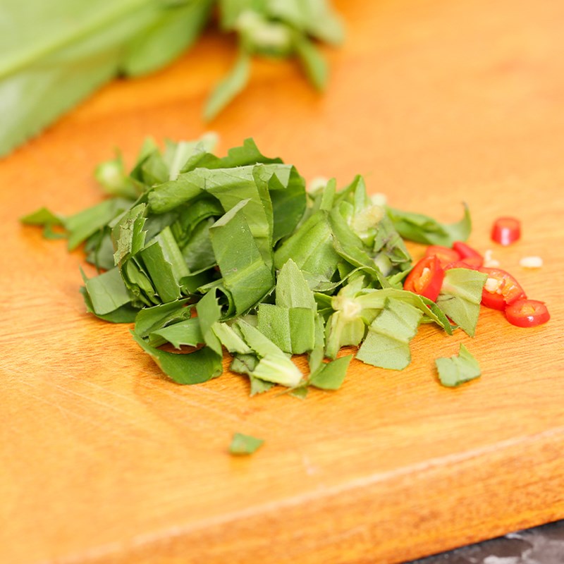 Bước 1 Sơ chế nguyên liệu Canh cá lăng nấu măng chua