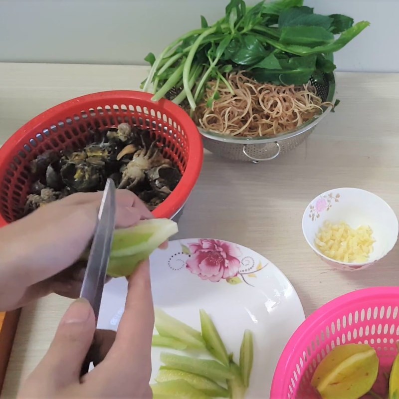 Bước 1 Sơ chế nguyên liệu Canh cua nấu khế