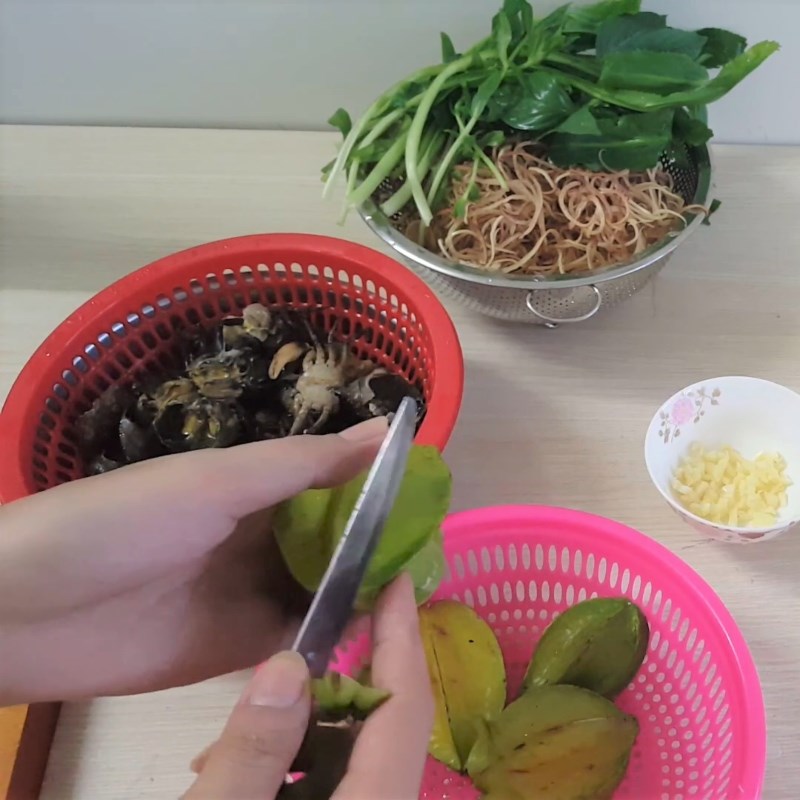 Bước 1 Sơ chế nguyên liệu Canh cua nấu khế