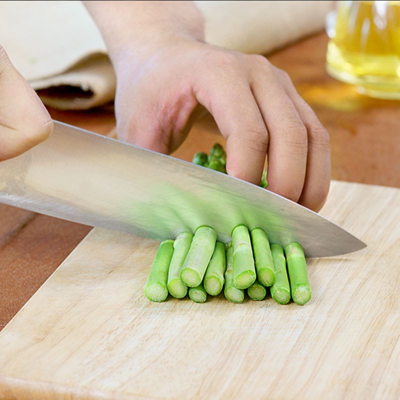 Bước 1 Sơ chế nguyên liệu Cá hồi nướng giấy bạc với măng tây