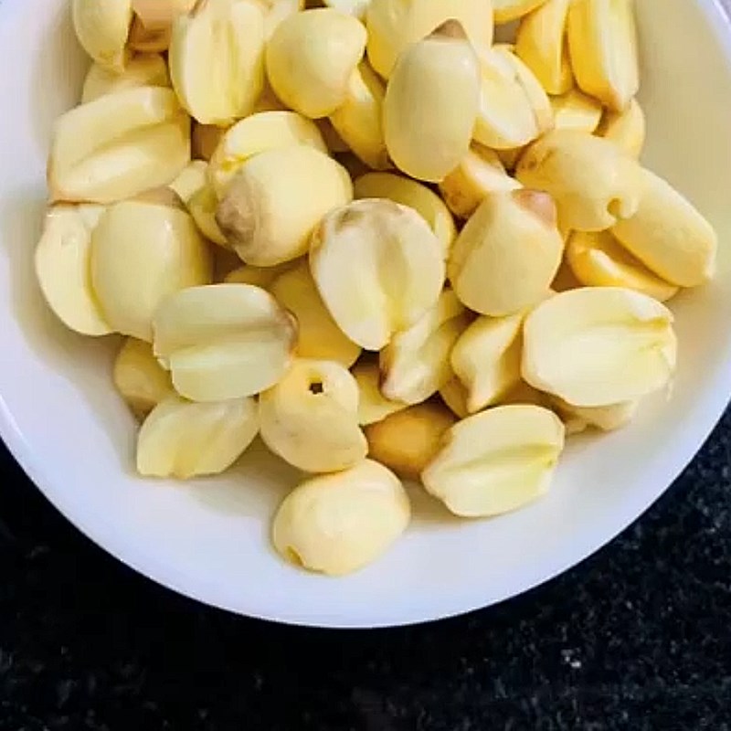 Bước 1 Sơ chế nguyên liệu Cháo cá hồi hạt sen