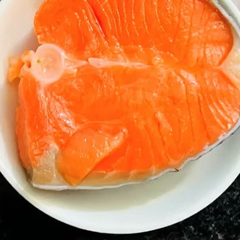 Bước 1 Sơ chế nguyên liệu Cháo cá hồi hạt sen