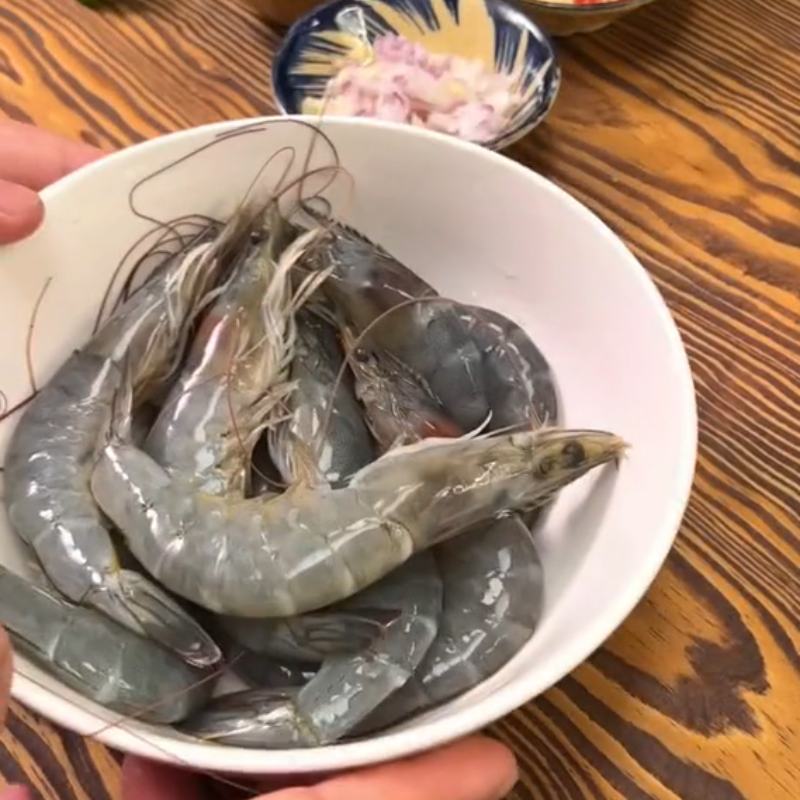 Bước 1 Sơ chế nguyên liệu Tôm hấp tỏi (Công thức được chia sẻ tù Tiktok Cách Nấu Ngon cùng Cách Nấu Ngon)