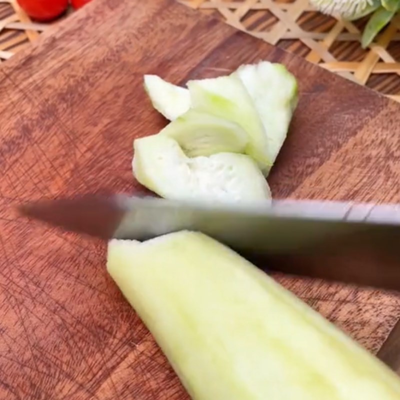 Bước 1 Sơ chế nguyên liệu Lòng gà xào mướp (Công thức được chia sẻ từ Tiktok Cách Nấu Ngon cùng Cách Nấu Ngon)