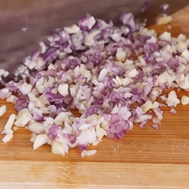Bước 1 Sơ chế nguyên liệu Bánh mì xíu mại trứng muối