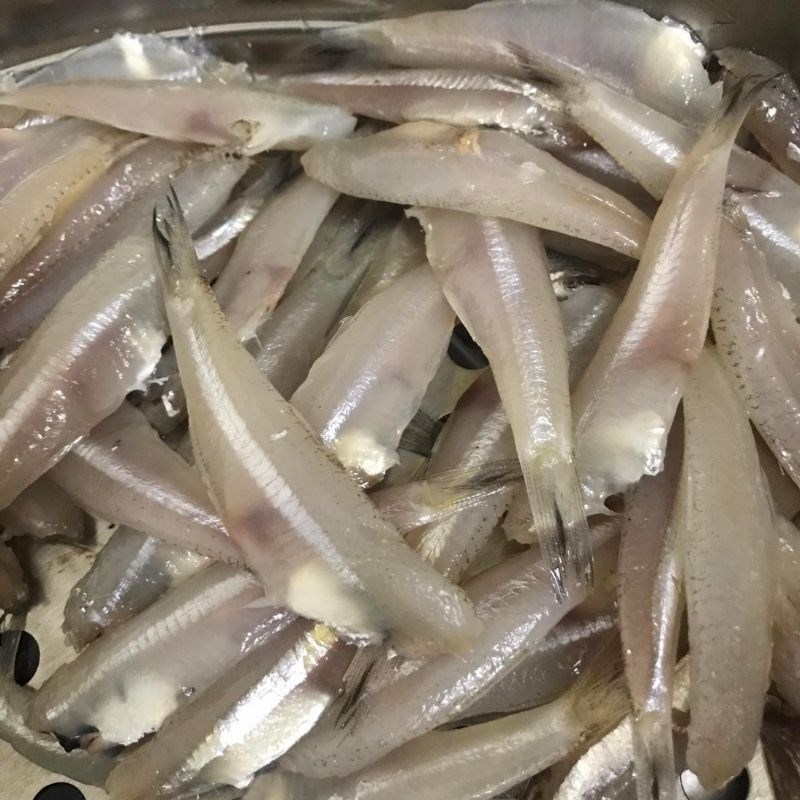 Bước 1 Sơ chế nguyên liệu Cá cơm chiên nước mắm