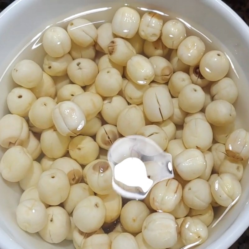 Bước 1 Sơ chế nguyên liệu Đuôi bò hầm hạt sen