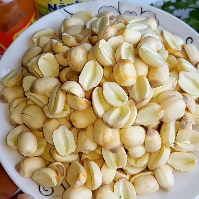 Bước 1 Sơ chế nguyên liệu Chả cá chay từ hạt sen
