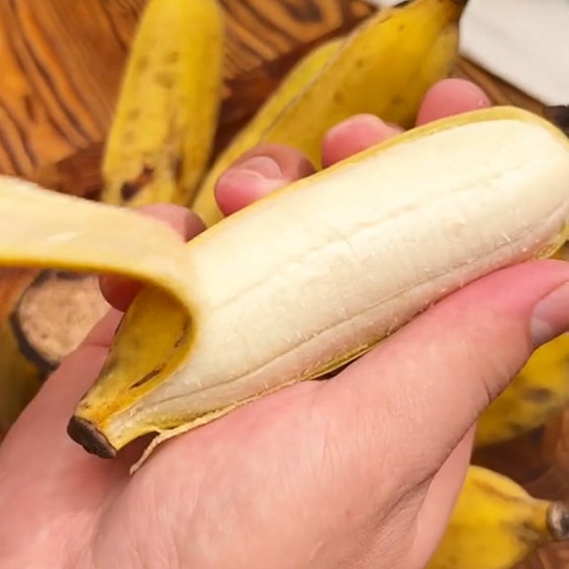 Bước 1 Sơ chế nguyên liệu Kem chuối (Công thức được chia sẻ từ TikTok Cách Nấu Ngon cùng Cách Nấu Ngon)