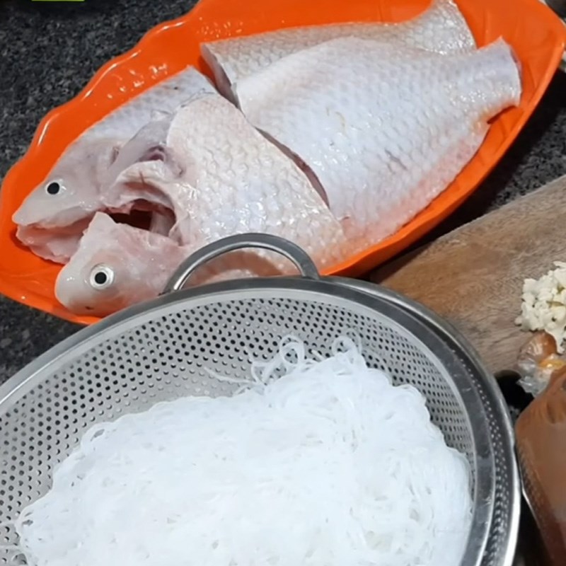 Bước 1 Sơ chế cá diêu hồng Cá diêu hồng kho tương hột với nấm