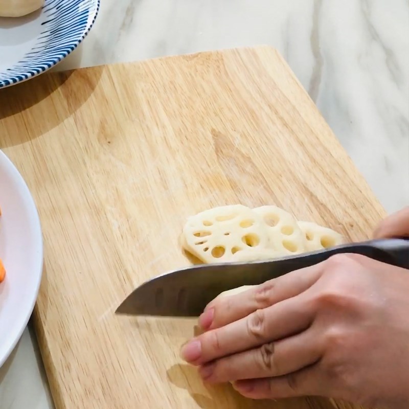 Bước 1 Sơ chế nguyên liệu Đuôi bò hầm củ sen