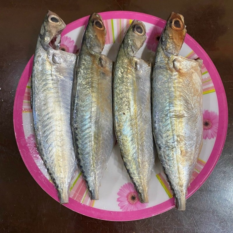 Bước 1 Sơ chế nguyên liệu Cá bạc má kho tỏi ớt
