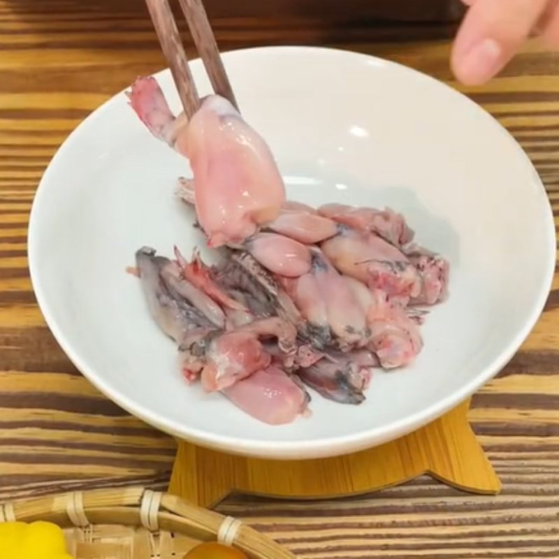 Bước 1 Sơ chế nguyên liệu Ếch rang muối (Công thức được chia sẻ từ Tiktok Cách Nấu Ngon cùng Cách Nấu Ngon)