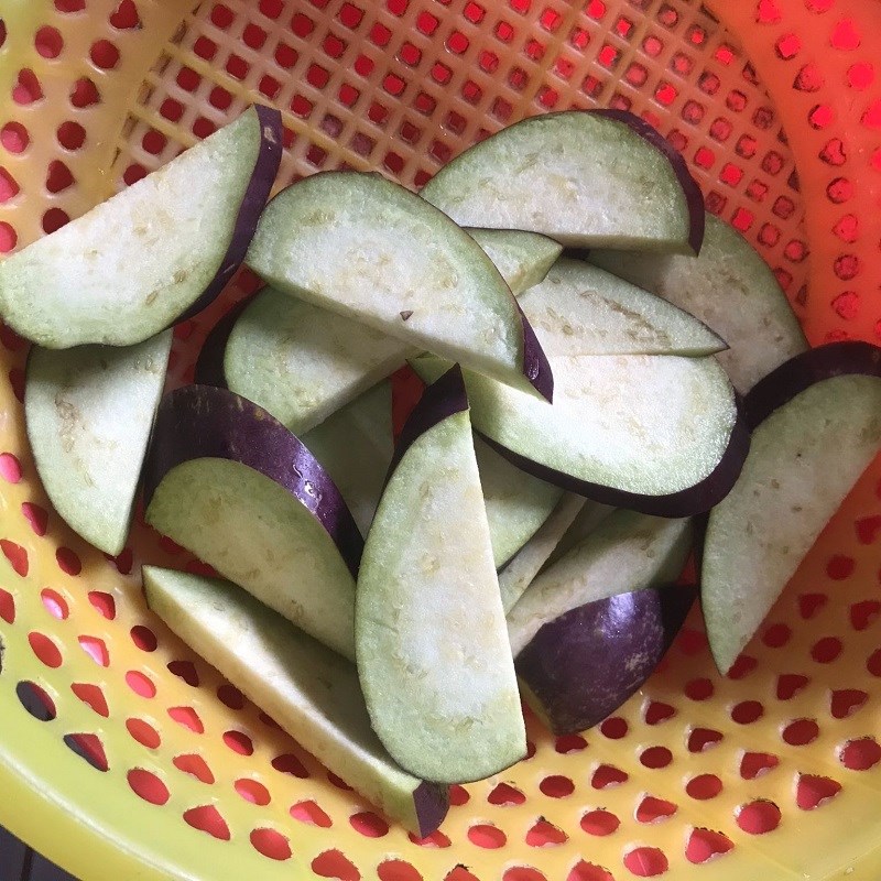 Bước 1 Sơ chế nguyên liệu Cà tím xào tỏi