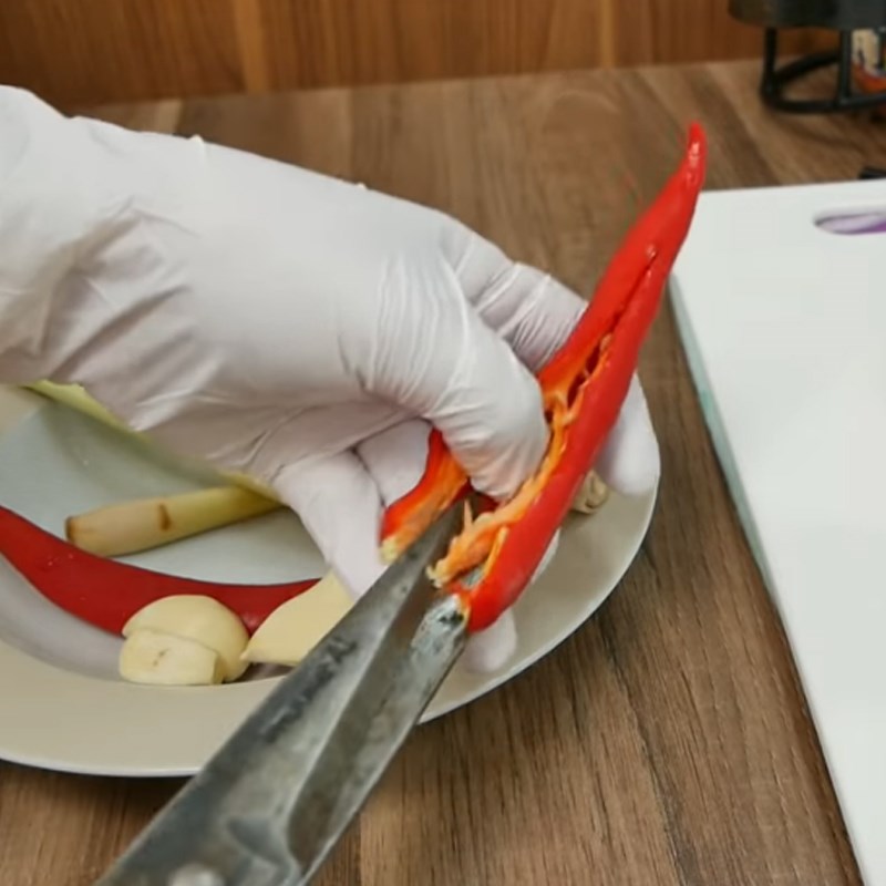 Bước 2 Sơ chế nguyên liệu khác Thịt ba rọi rim sả ớt