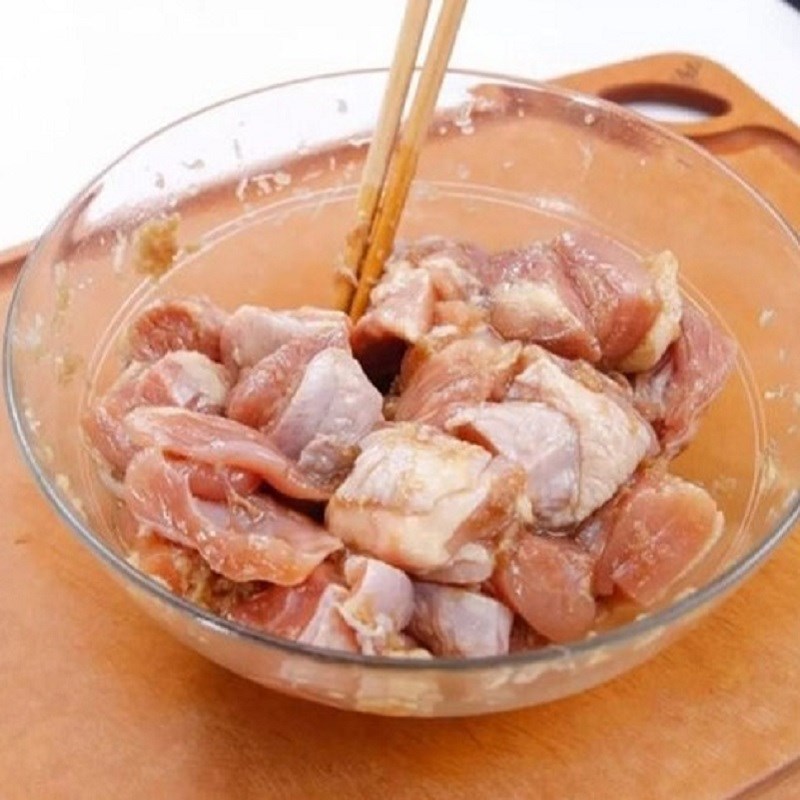 Bước 2 Ướp thịt gà Gà nấu đông với da heo