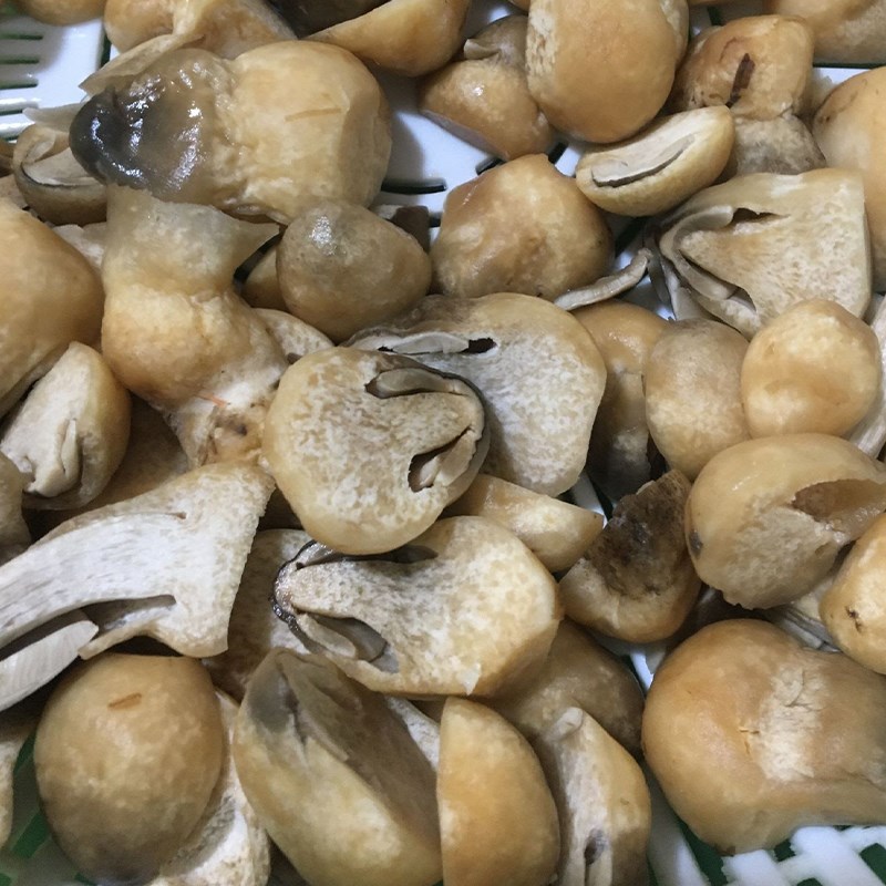 Bước 2 Sơ chế nguyên liệu khác Nấm rơm xào thịt heo (công thức được chia sẻ từ người dùng)