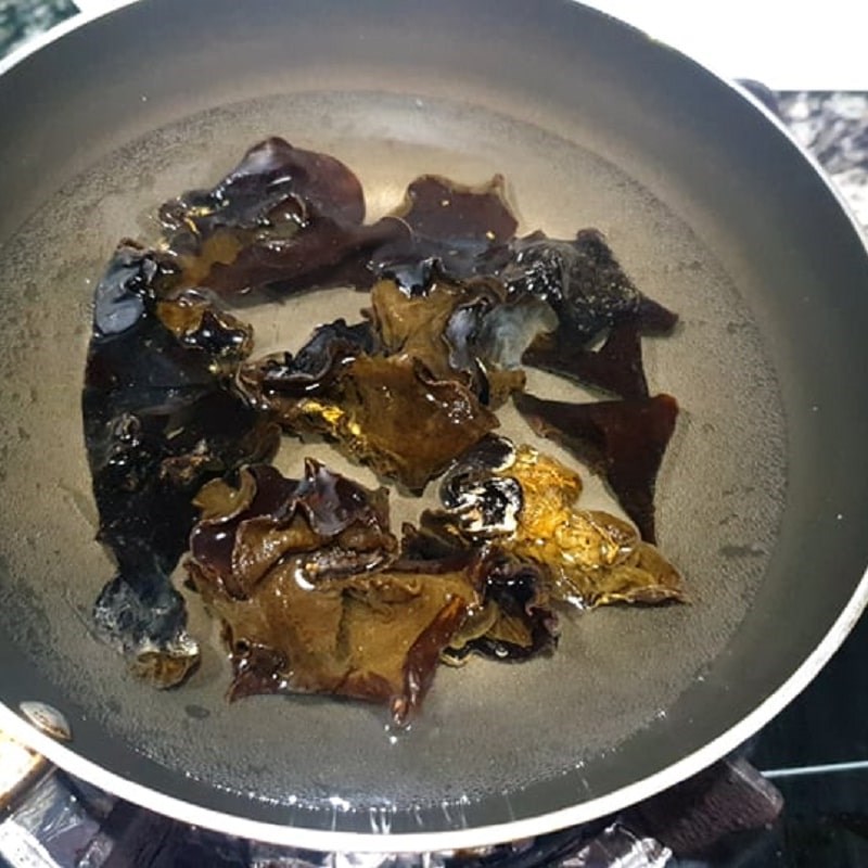 Bước 2 Sơ chế nguyên liệu khác Gà nấu đông với mộc nhĩ, nấm hương