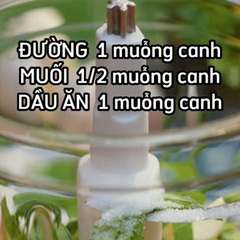 Bước 1 Sơ chế nguyên liệu làm xốt muối chiên cơm Cơm chiên muối ớt xanh (Công thức từ kênh Tiktok Cách Nấu Ngon cùng Cách Nấu Ngon)
