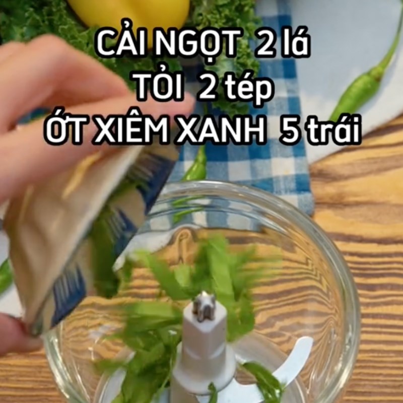 Bước 1 Sơ chế nguyên liệu làm xốt muối chiên cơm Cơm chiên muối ớt xanh (Công thức từ kênh Tiktok Cách Nấu Ngon cùng Cách Nấu Ngon)