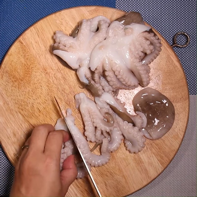 Bước 1 Sơ chế nguyên liệu tươi sống Lẩu mắm ruốc