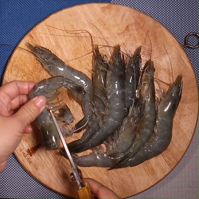 Bước 1 Sơ chế nguyên liệu tươi sống Lẩu mắm ruốc