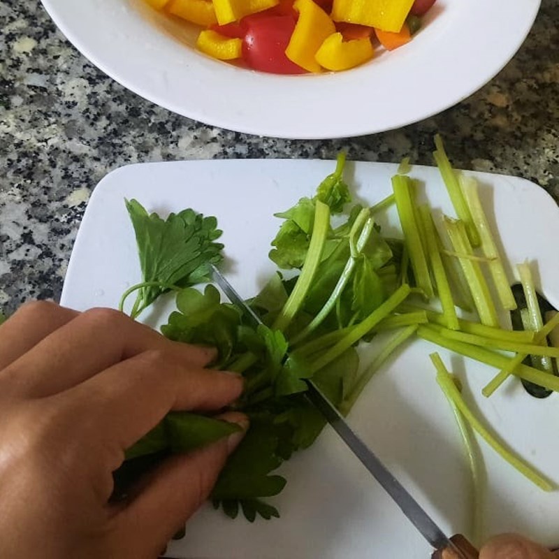 Bước 1 Sơ chế nguyên liệu và ướp thịt bò Bò xào ớt chuông cần tây