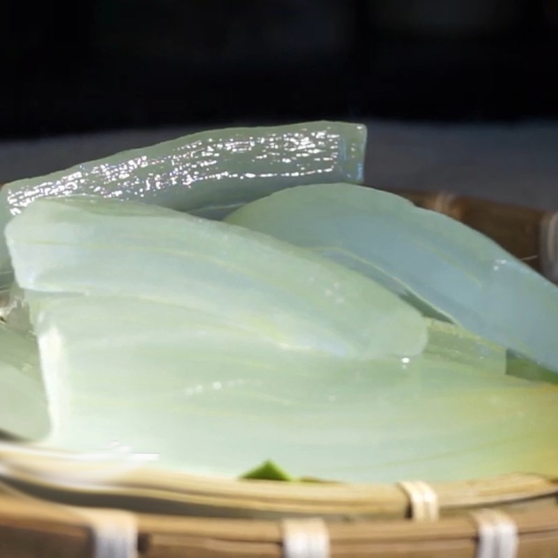 Bước 3 Sơ chế nha đam Canh nha đam nấu tôm