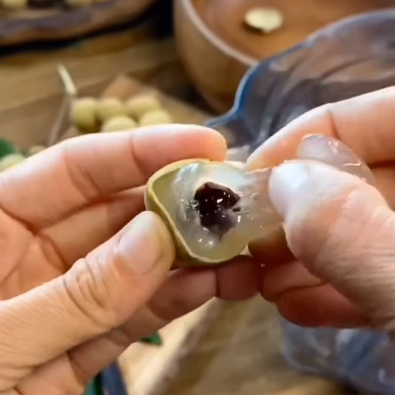 Bước 1 Sơ chế nhãn và chuối Sinh tố nhãn chuối