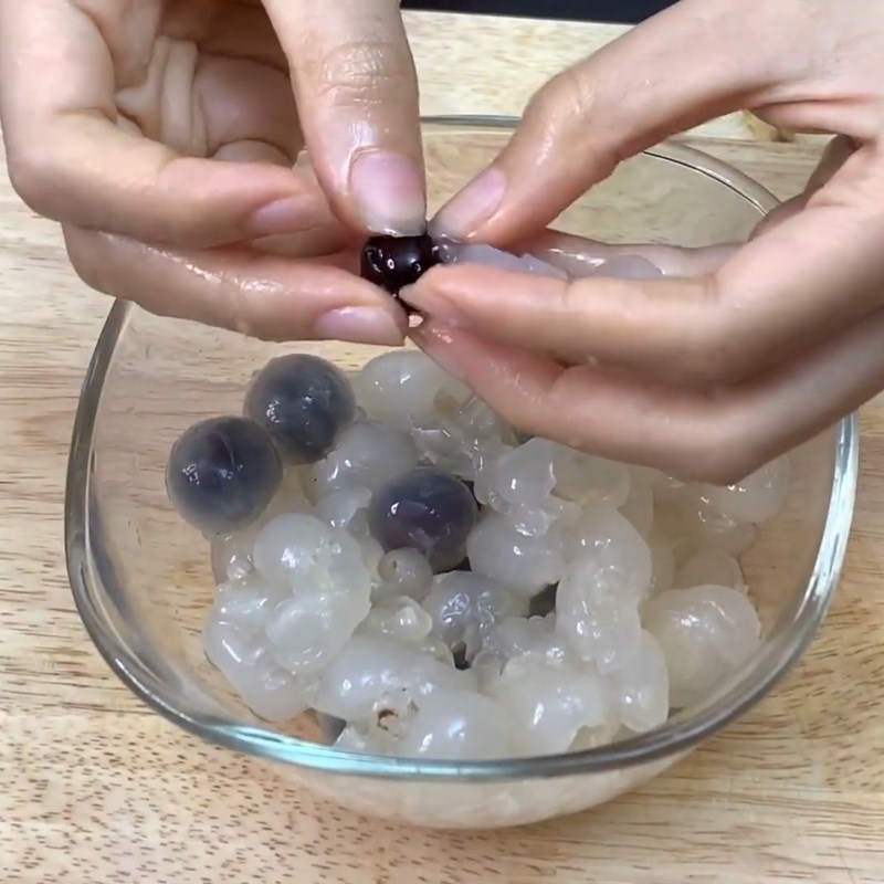 Bước 1 Sơ chế nhãn, vải, táo Sinh tố nhãn vải táo