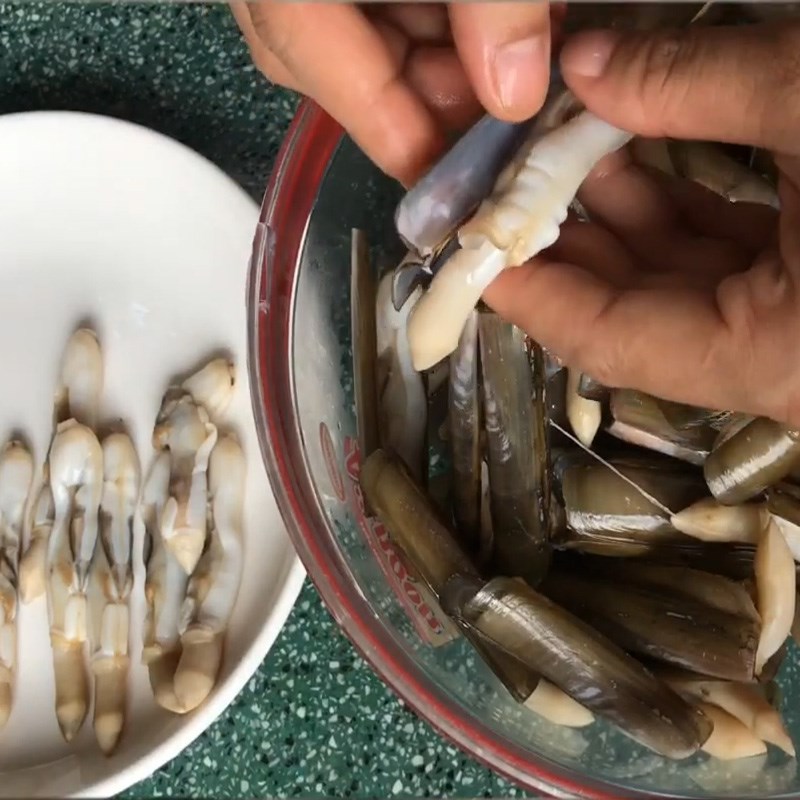 Bước 1 Sơ chế ốc móng tay Ốc móng tay xào rau muống