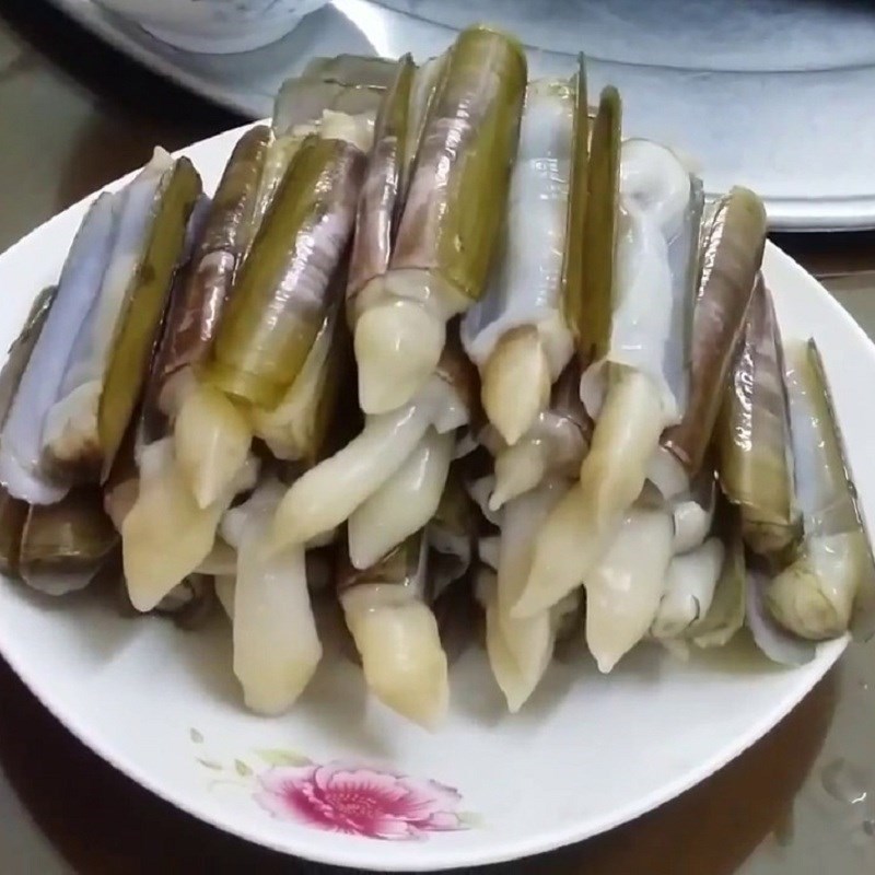 Bước 1 Sơ chế ốc móng tay và các nguyên liệu khác Ốc móng tay xào bơ tỏi