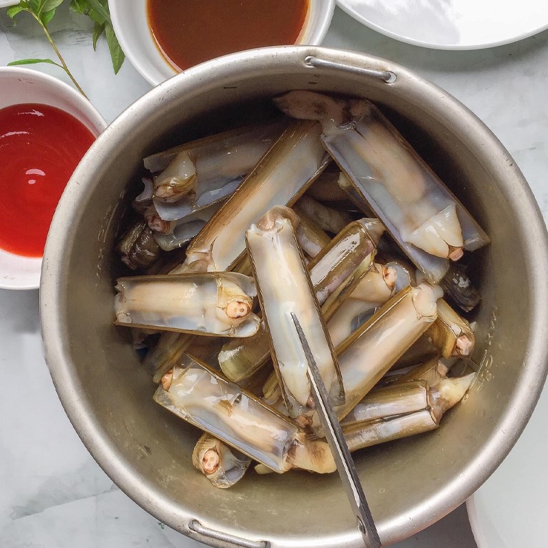 Bước 1 Sơ chế ốc móng tay Ốc móng tay xào me (công thức được chia sẻ từ người dùng)