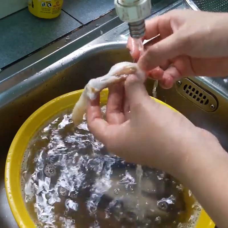 Bước 1 Sơ chế ốc móng tay Ốc móng tay xào măng tây