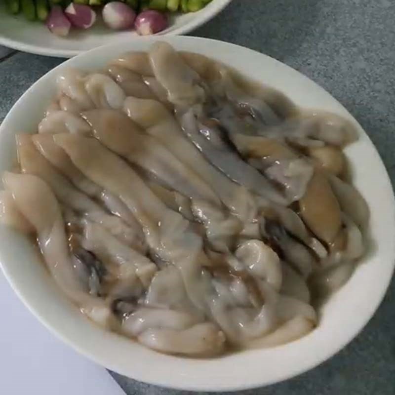 Bước 1 Sơ chế ốc móng tay Ốc móng tay xào măng tây