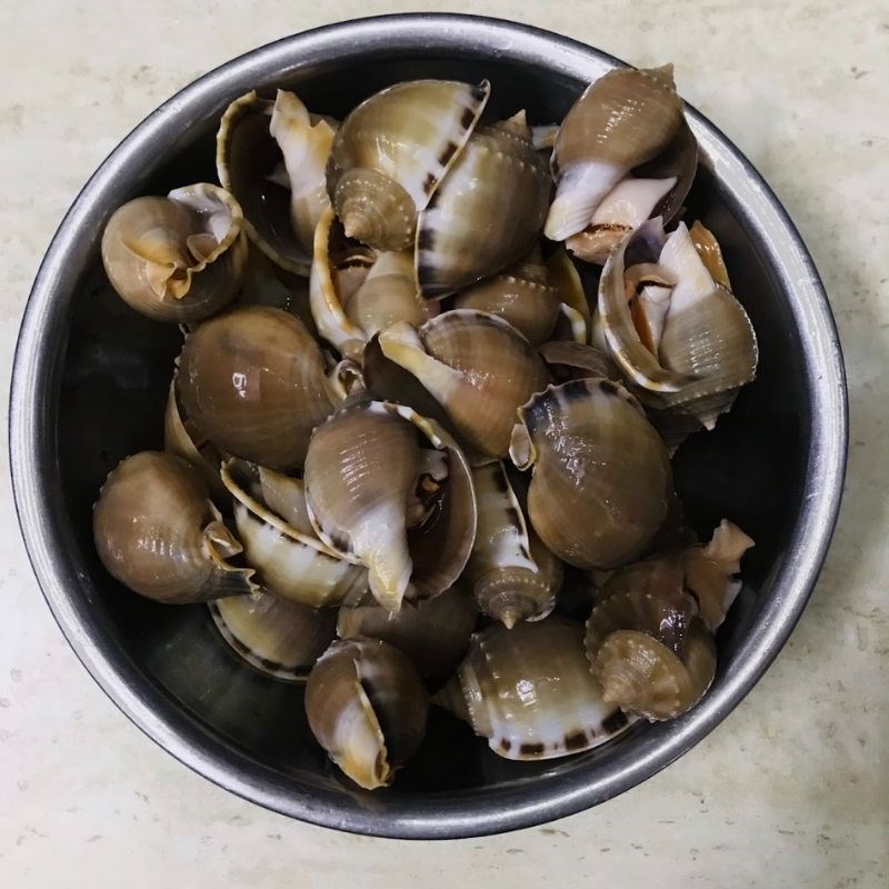 Bước 1 Sơ chế ốc tỏi Ốc tỏi nướng nước mắm (công thức được chia sẻ từ người dùng)