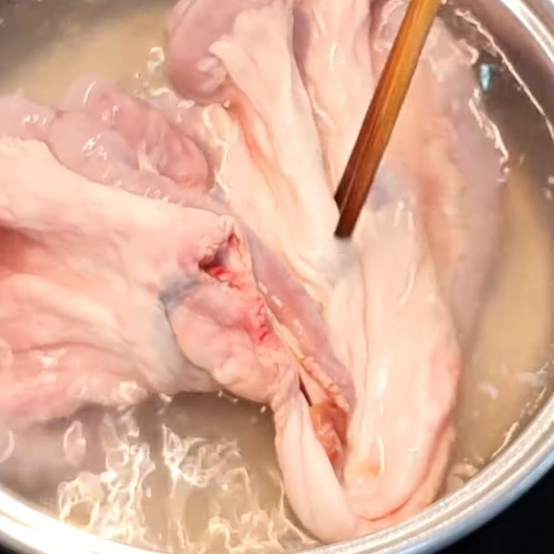 Bước 1 Sơ chế phèo bò Lòng bò khìa bằng chảo