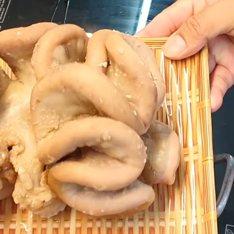 Bước 1 Sơ chế phèo bò Lòng bò khìa bằng chảo