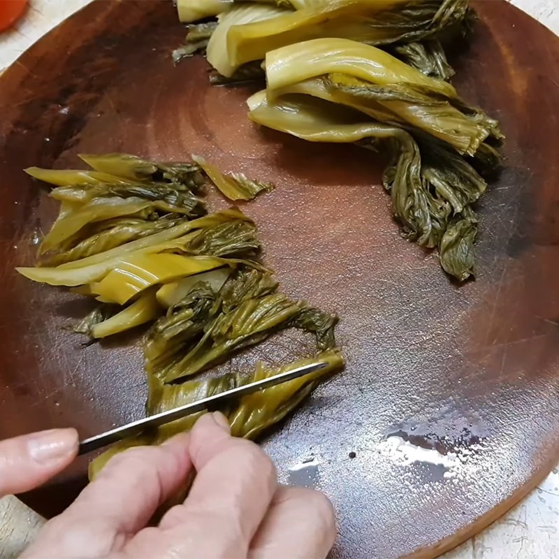 Bước 2 Sơ chế rau củ Gân bò kho dưa chua