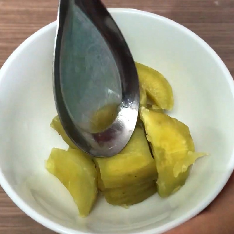 Bước 1 Sơ chế rau củ Cháo tôm rau mồng tơi khoai lang