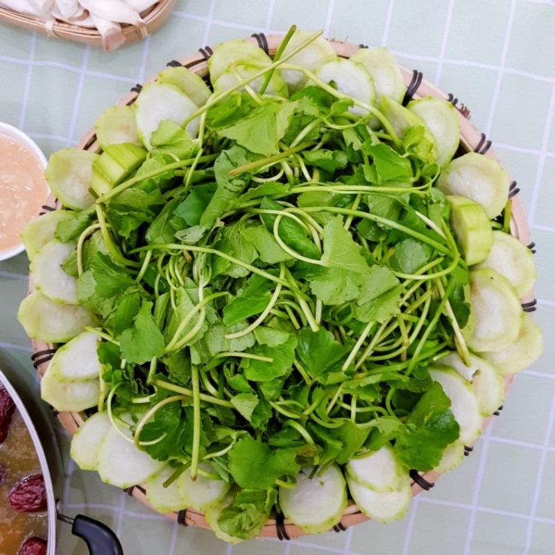 Bước 2 Sơ chế rau củ ăn kèm Lẩu đuôi bò thuốc bắc bằng nồi áp suất