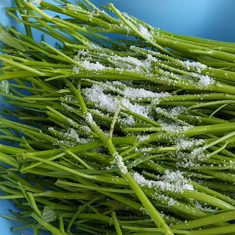 Bước 1 Sơ chế rau muống Kim chi rau muống