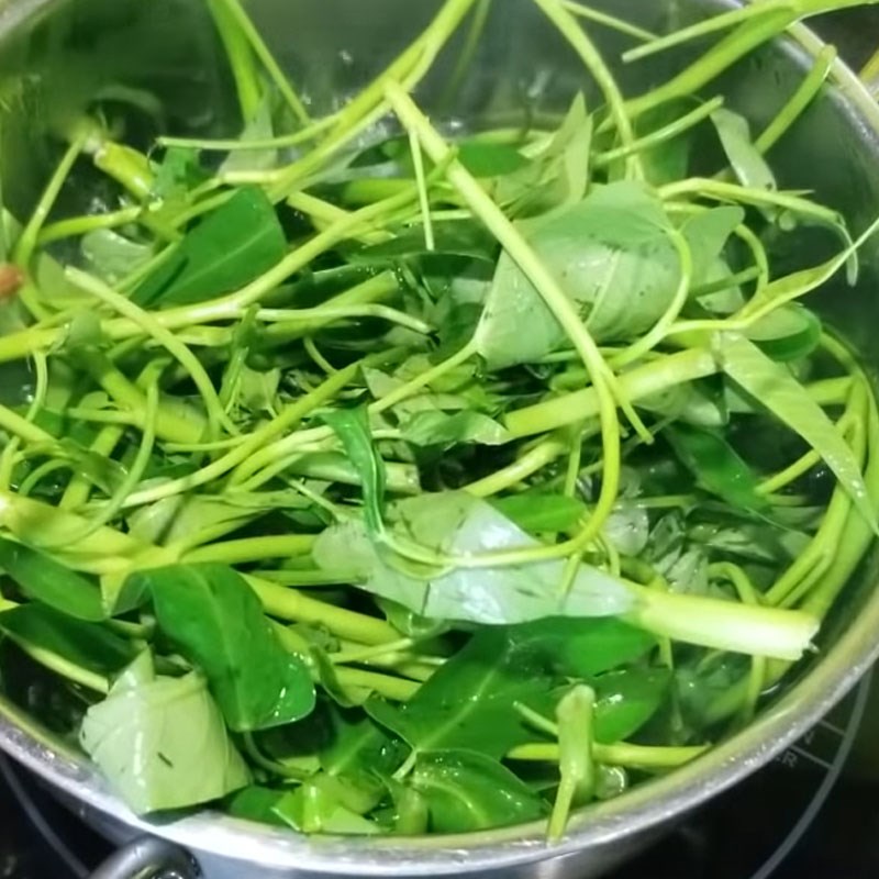 Bước 2 Sơ chế rau muống Hến xào rau muống