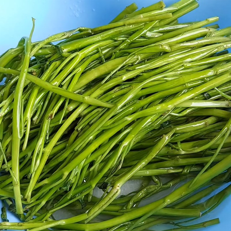 Bước 1 Sơ chế rau muống Kim chi rau muống