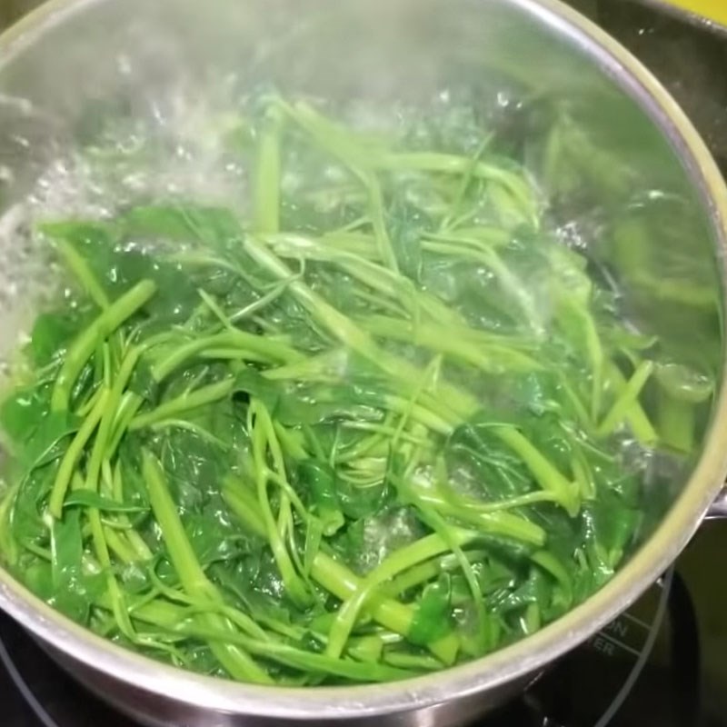 Bước 2 Sơ chế rau muống Hến xào rau muống