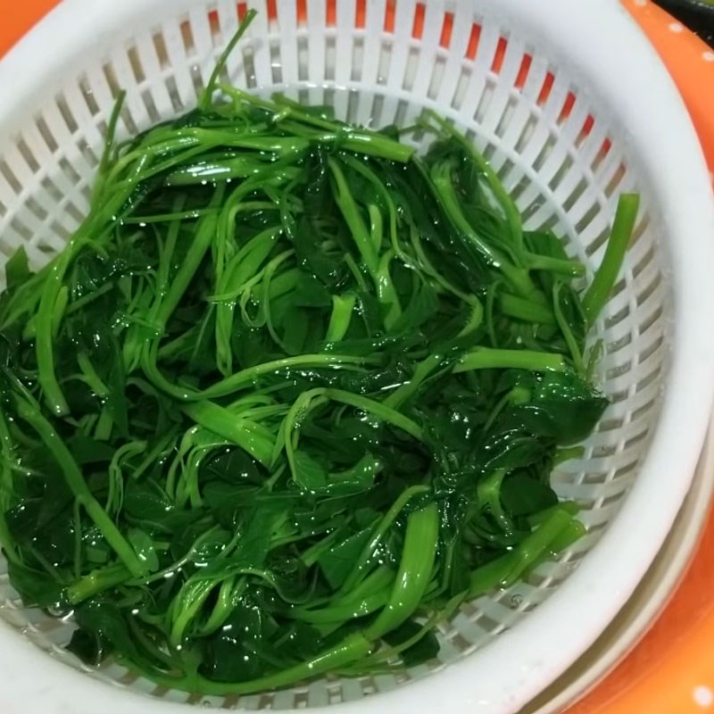 Bước 2 Sơ chế rau muống Hến xào rau muống