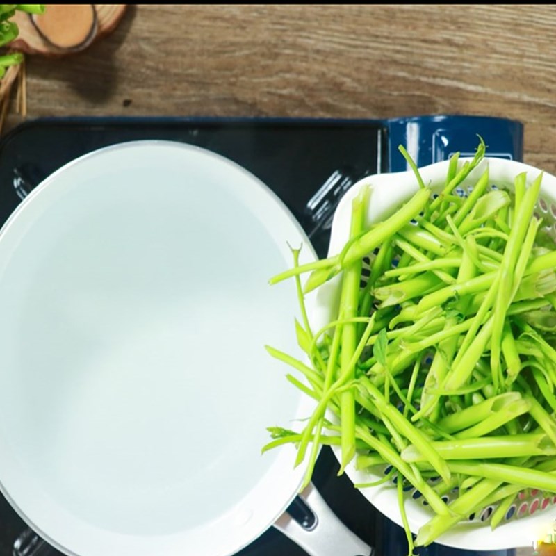 Bước 2 Sơ chế rau muống Ốc giác xào rau muống